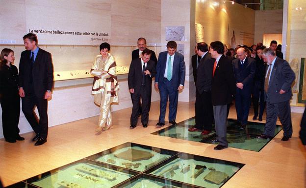 Imagen principal - Autoridades en la exposición «La Rioja. Tierra abierta» el día de la inauguración oficial. La exposición se montó en el claustro y naves y entorno de la Catedral de Calahorra. A la derecha, visitantes de la exposición.