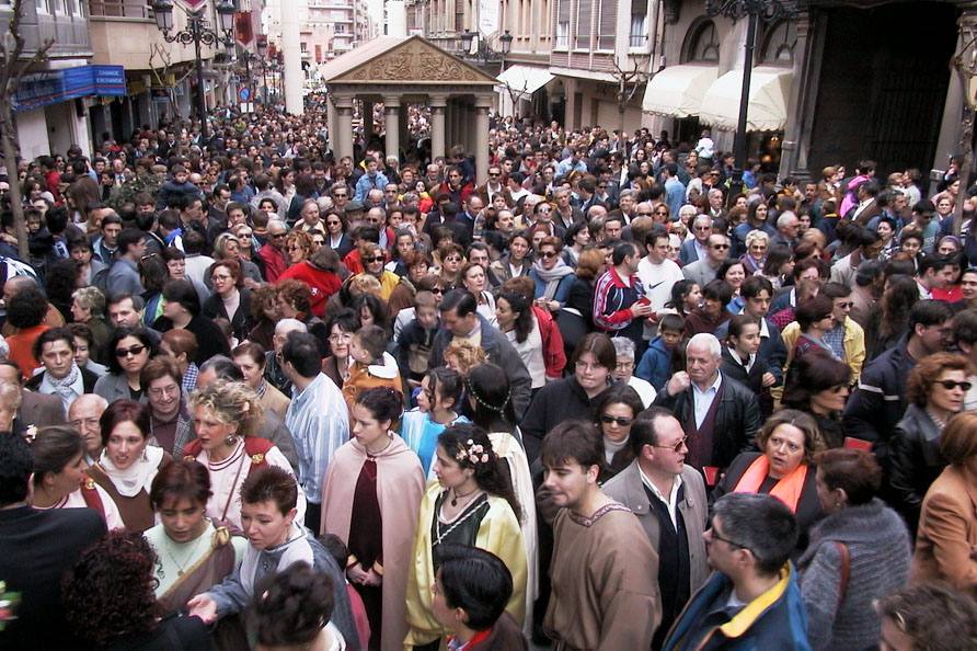 Imagen principal - Miles de personas participaron en el Mercafórum celebrado en la Semana Santa del año 2000 en Calahorra. Foto: R.J.N.. | Debajo, a la izquierda, un picao azotándose la espalda en la procesión de los picaos de San Vicente de la Sonsierra, durante la Semana Santa del año 2000. Foto: EDR. | A la derecha, las cofradías se concentran en la Plaza del Mercado antes de la procesión del Santo Entierro, en la Semana Santa del año 2000. Foto: R.Z.