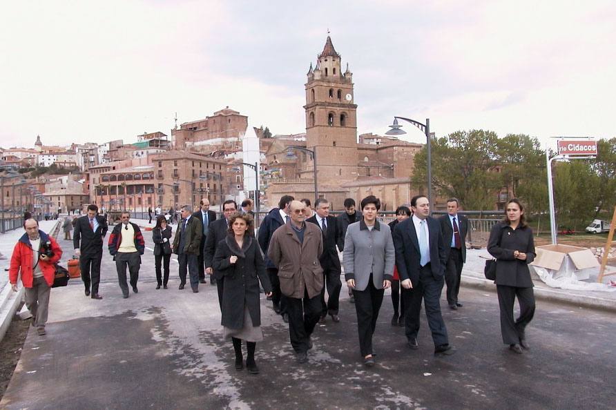 Acto inaugural del nuevo puente sobre el río Cidacos, al fondo la catedral de Calahorra. 