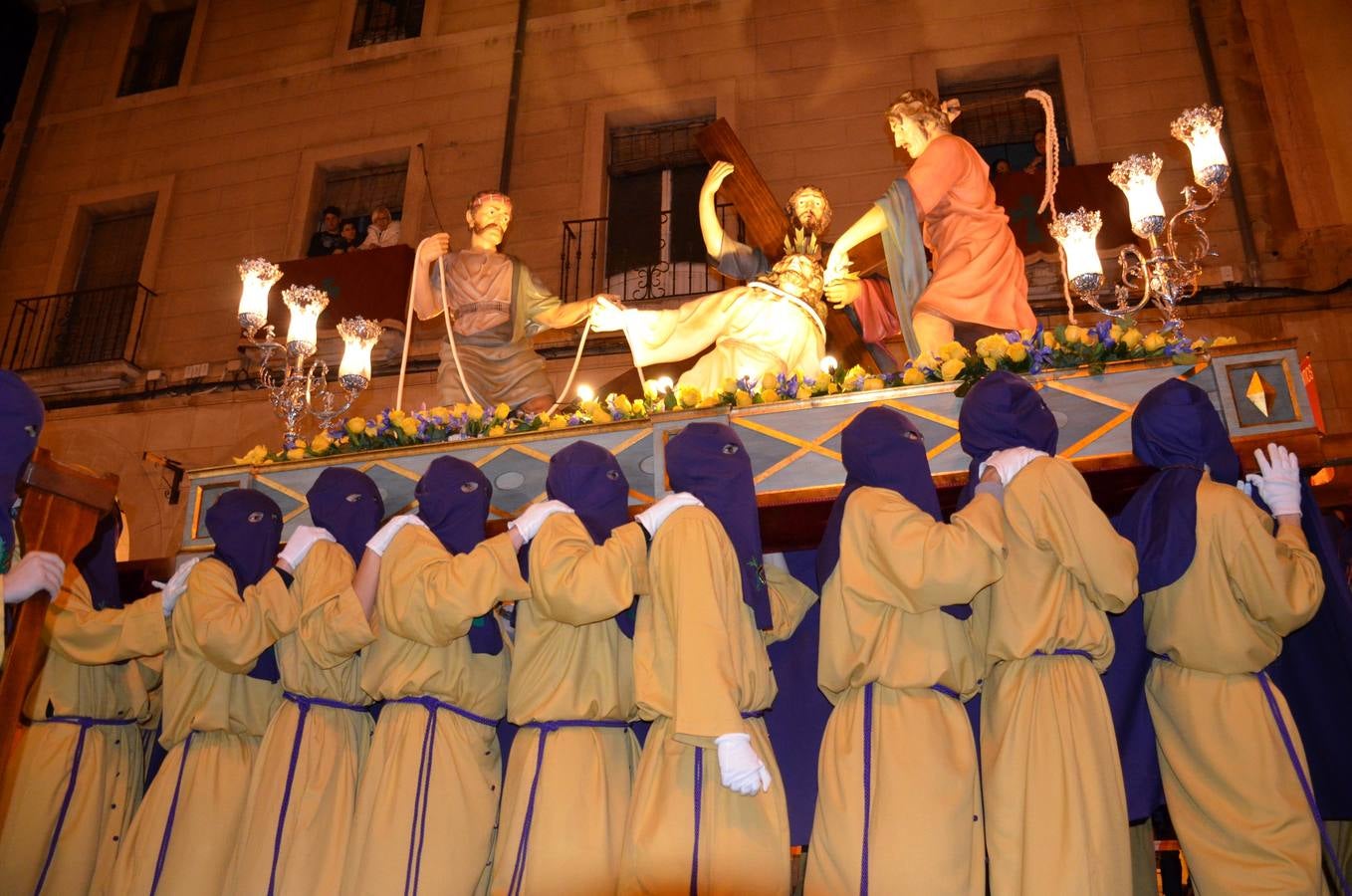 16 pasos de la cofradía de la Vera Cruz participiaron en la procesión.