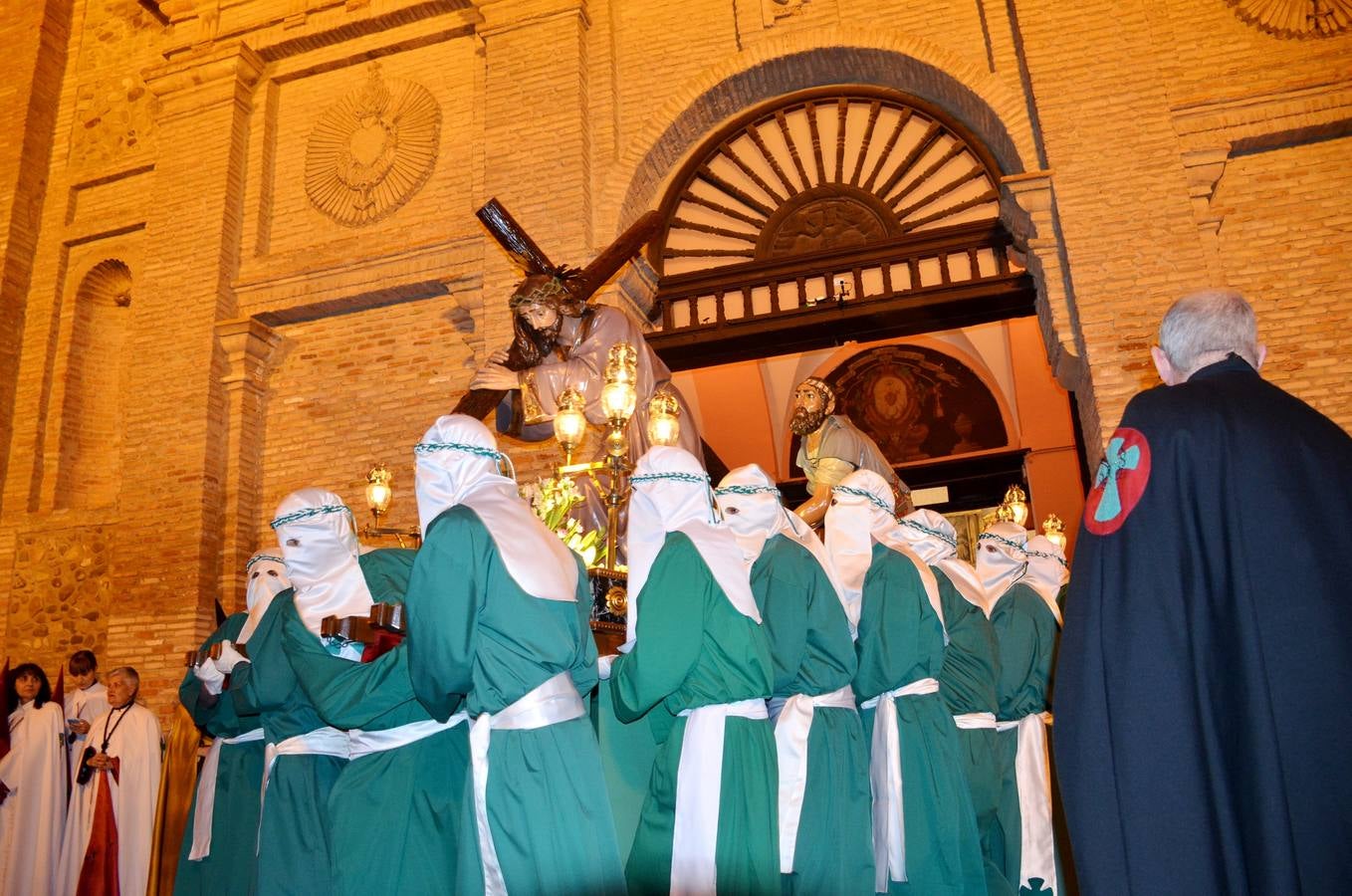 16 pasos de la cofradía de la Vera Cruz participiaron en la procesión.