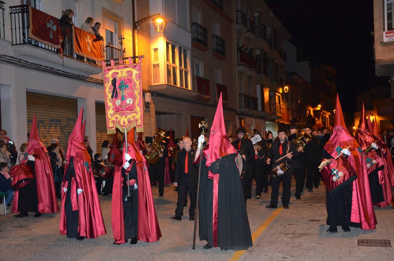 16 pasos de la cofradía de la Vera Cruz participiaron en la procesión.