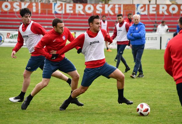 Almagro presiona a Auzmendi en un entrenamiento. 