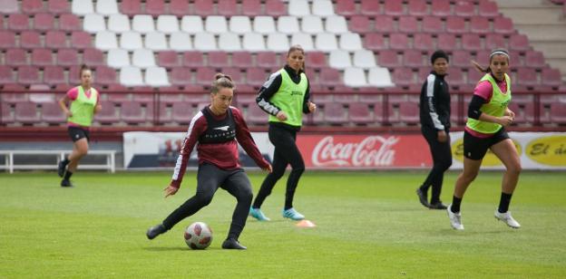 Claire Falknor, durante el entrenamiento del pasado miércoles del EDF Logroño en Las Gaunas. :