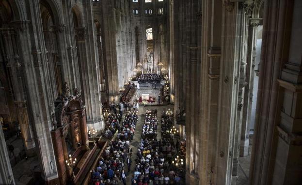 Misa del Domingo de Resurrección en la catedral parisina de San Eustaquio. 