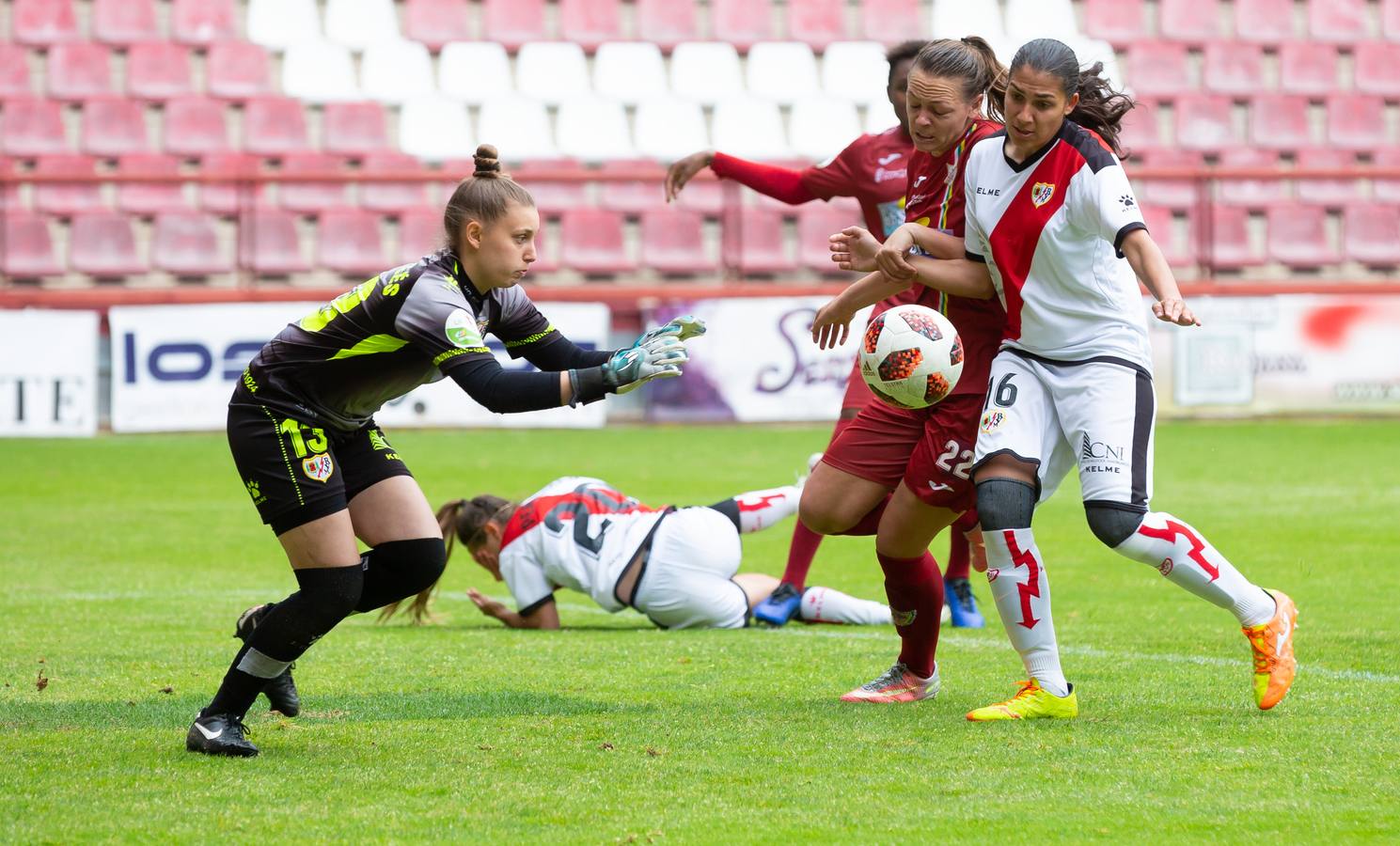 Fotos: Vital triunfo del EDF ante el Rayo (3-0)