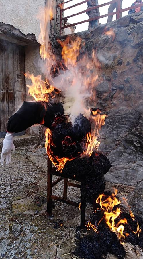 Fotos: Quema de Judas en El Redal, Valdeperillo y Cornago