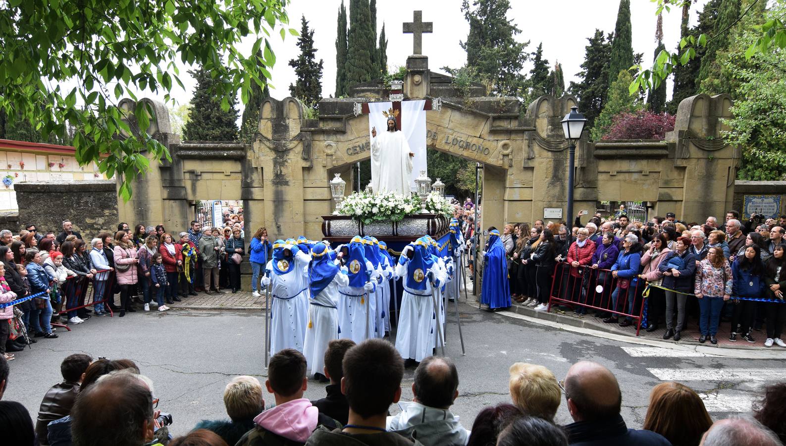 Fotos: Saetas y mucha emoción en la procesión del Santo Cristo Resucitado de Logroño