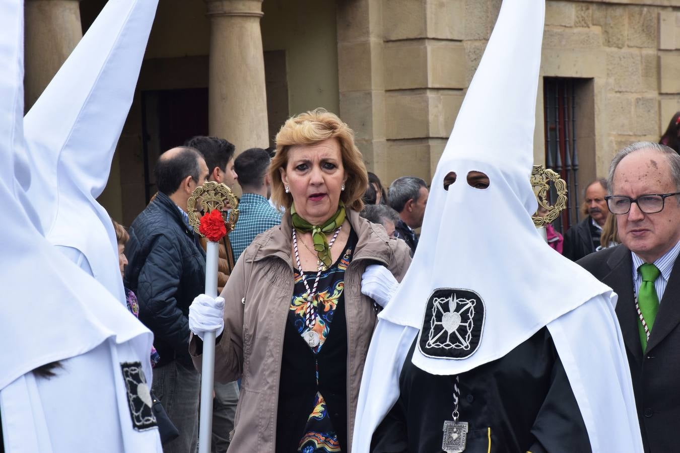 Fotos: Saetas y mucha emoción en la procesión del Santo Cristo Resucitado de Logroño