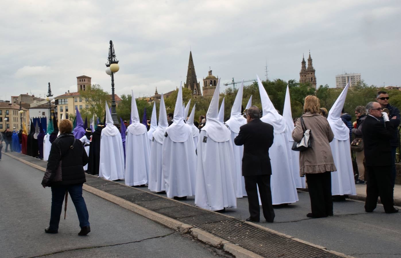 Fotos: Saetas y mucha emoción en la procesión del Santo Cristo Resucitado de Logroño