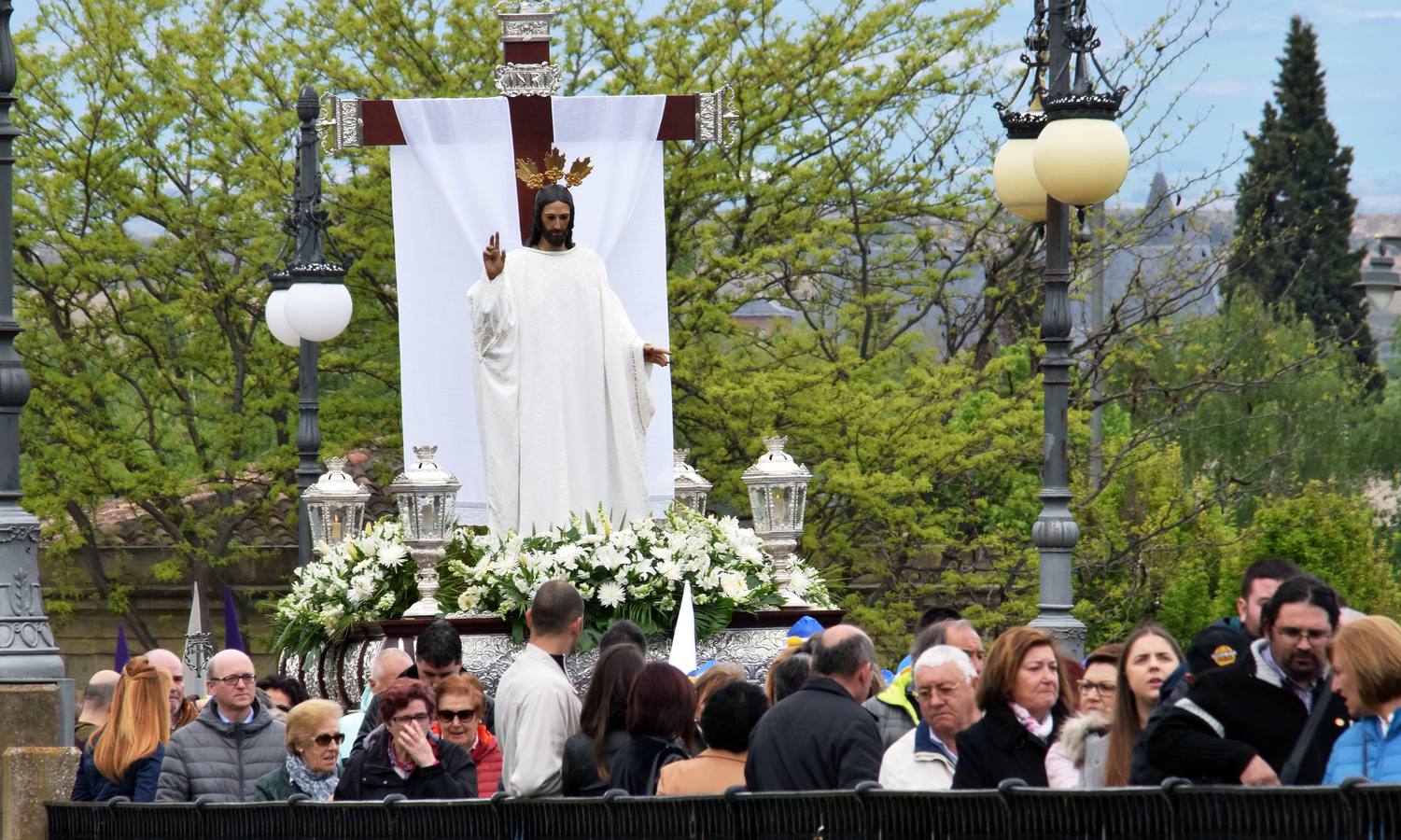 Fotos: Saetas y mucha emoción en la procesión del Santo Cristo Resucitado de Logroño