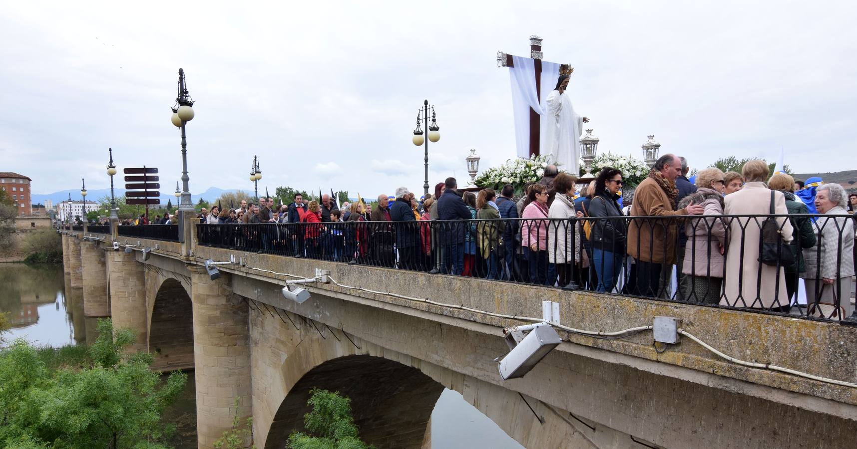 Fotos: Saetas y mucha emoción en la procesión del Santo Cristo Resucitado de Logroño