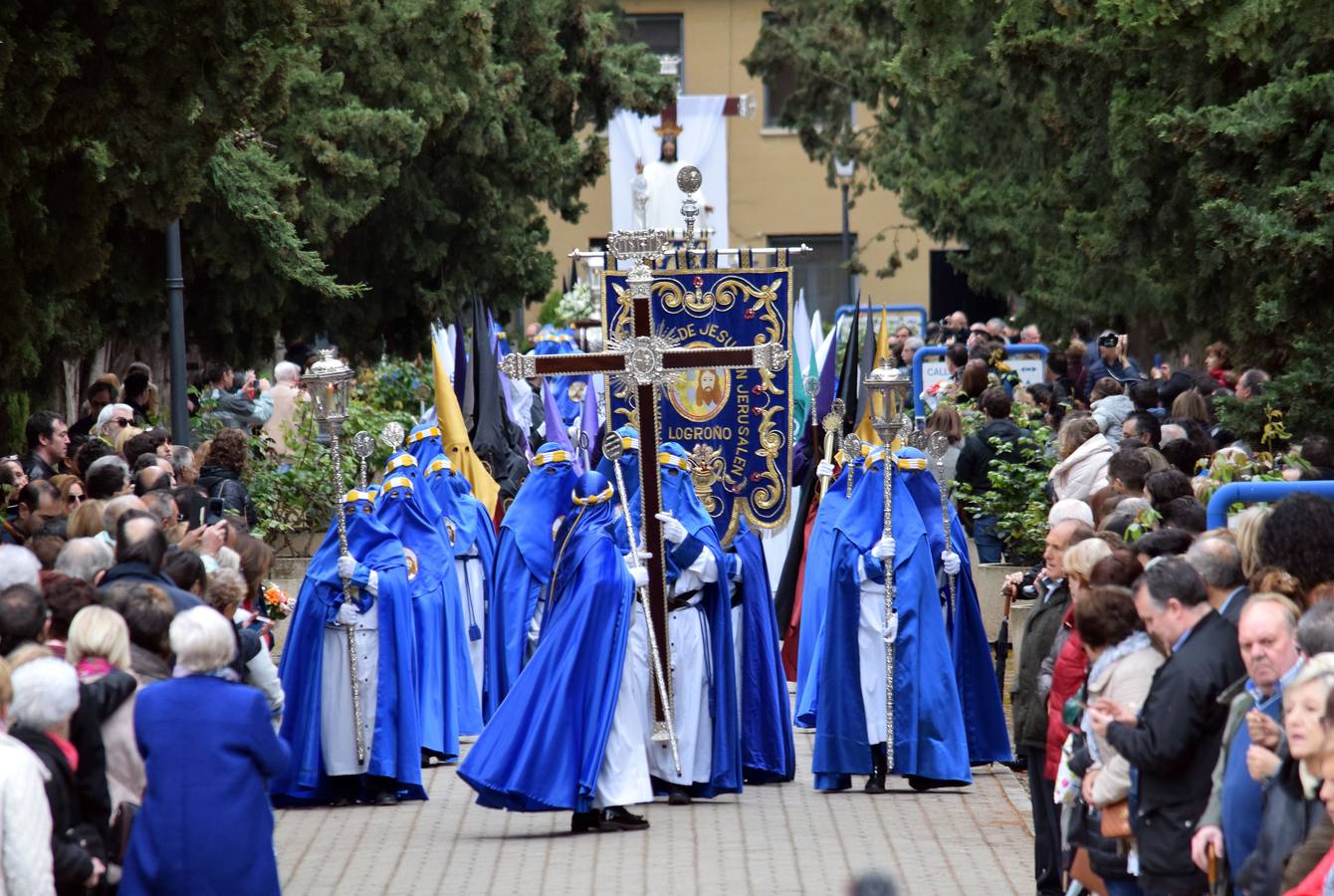 Fotos: Saetas y mucha emoción en la procesión del Santo Cristo Resucitado de Logroño