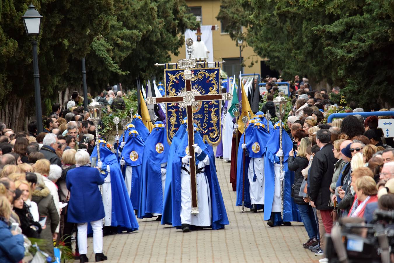 Fotos: Saetas y mucha emoción en la procesión del Santo Cristo Resucitado de Logroño