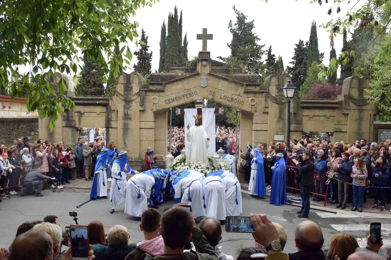 Fotos: Saetas y mucha emoción en la procesión del Santo Cristo Resucitado de Logroño