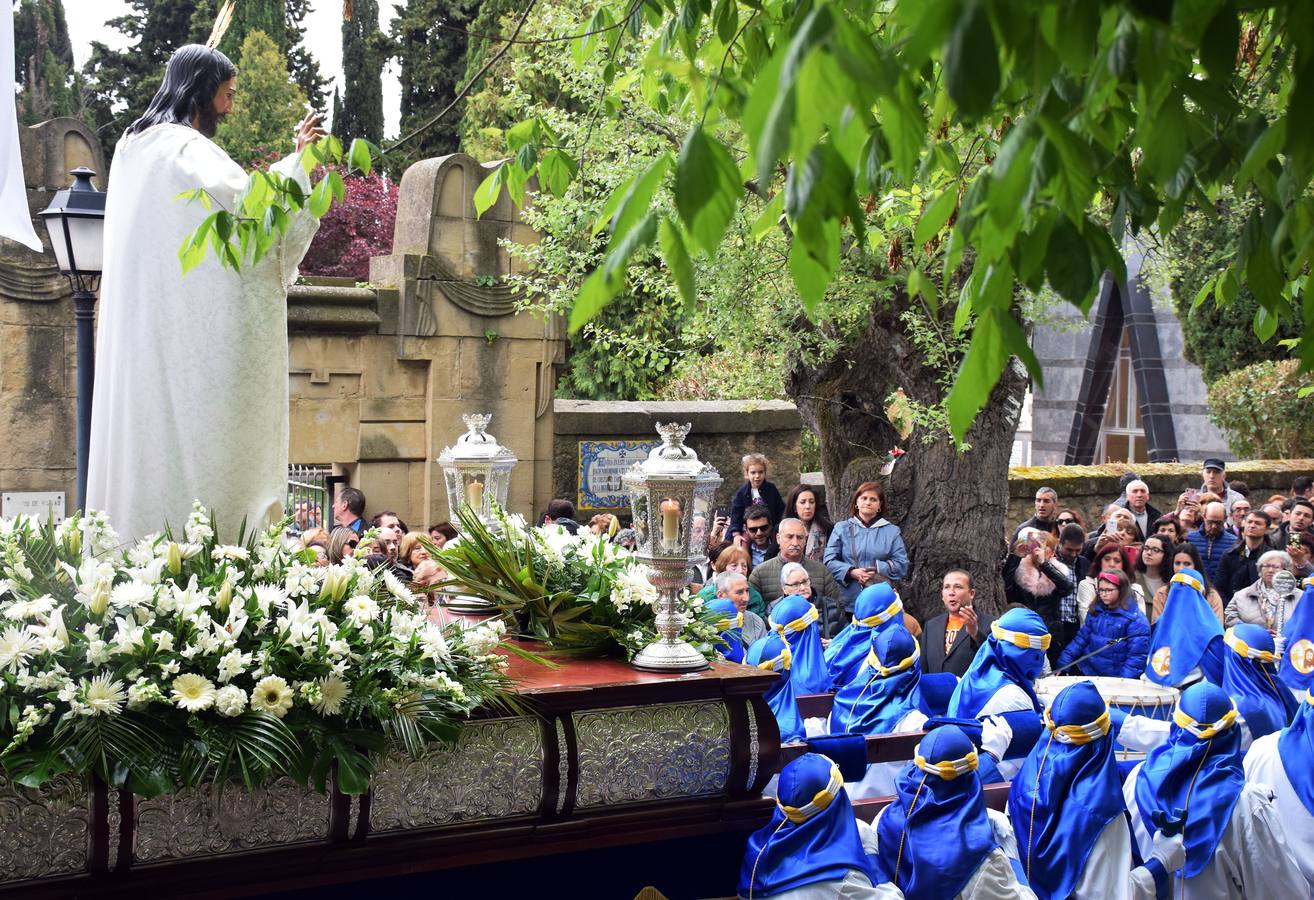 Fotos: Saetas y mucha emoción en la procesión del Santo Cristo Resucitado de Logroño