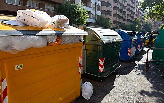 Contenedores de todos los colores en la logroñesa calle San Antón. :: 