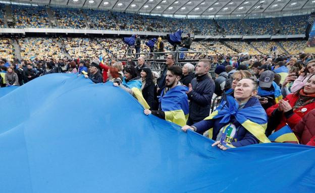 El público asistente al debate celebrado en el estadio olímpico de Kiev.