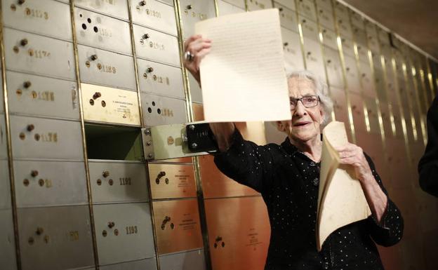 Ida Vitale, Premio Cervantes 2018, deposita su legado en la Caja de las Letras del Instituto Cervantes.