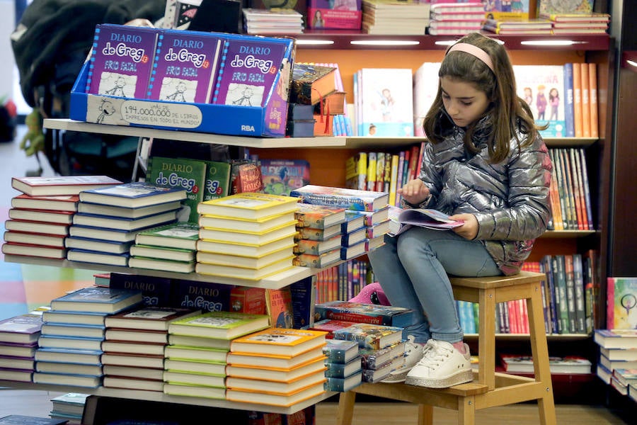 Las librerías de la ciudad lucen ya sus puestos a pie de calle, con descuentos varios y el clásico botellín de libro que acompañá cada compra