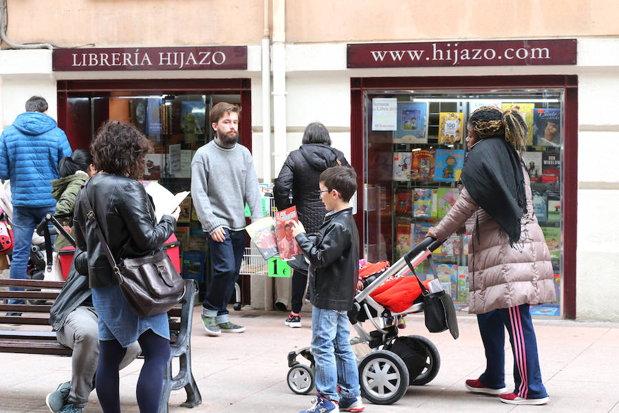 Las librerías de la ciudad lucen ya sus puestos a pie de calle, con descuentos varios y el clásico botellín de libro que acompañá cada compra