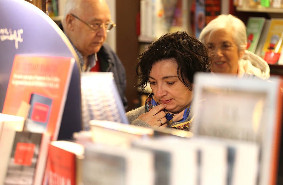 Las librerías de la ciudad lucen ya sus puestos a pie de calle, con descuentos varios y el clásico botellín de libro que acompañá cada compra