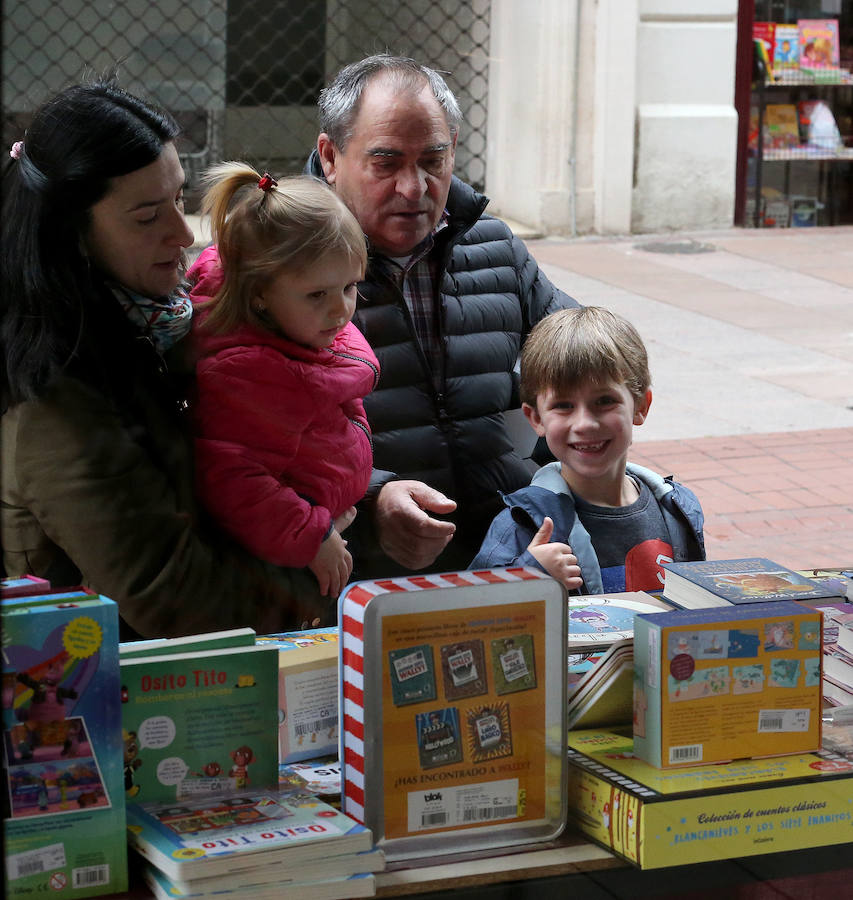 Las librerías de la ciudad lucen ya sus puestos a pie de calle, con descuentos varios y el clásico botellín de libro que acompañá cada compra