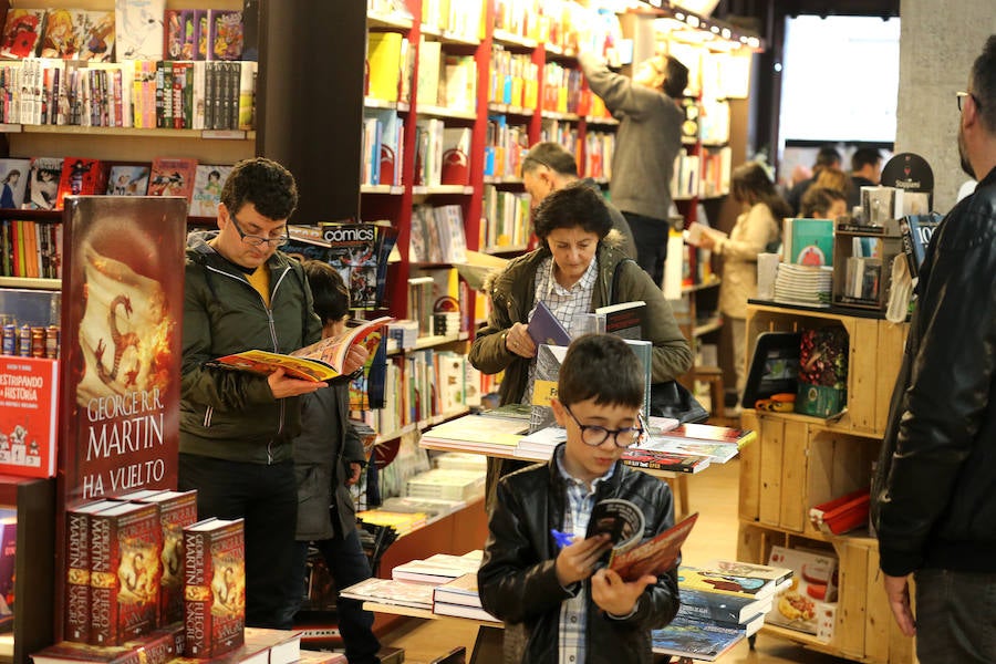 Las librerías de la ciudad lucen ya sus puestos a pie de calle, con descuentos varios y el clásico botellín de libro que acompañá cada compra