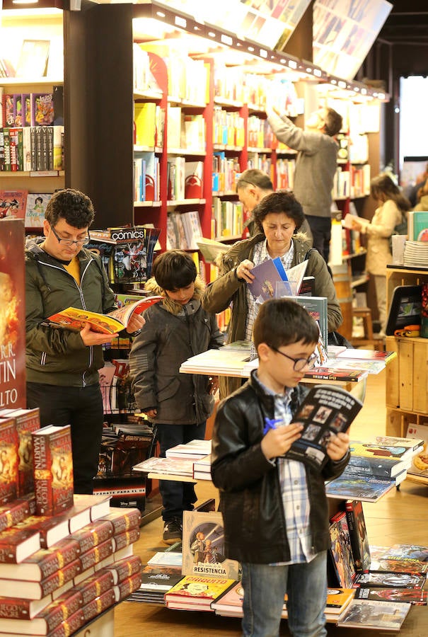 Las librerías de la ciudad lucen ya sus puestos a pie de calle, con descuentos varios y el clásico botellín de libro que acompañá cada compra