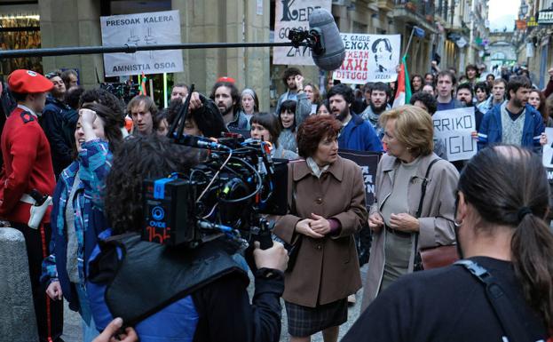 Miren (Ana Gabarain) y Bittori (Elena Irureta) se cruzan con una manifestación en la Parte Vieja donostiarra.