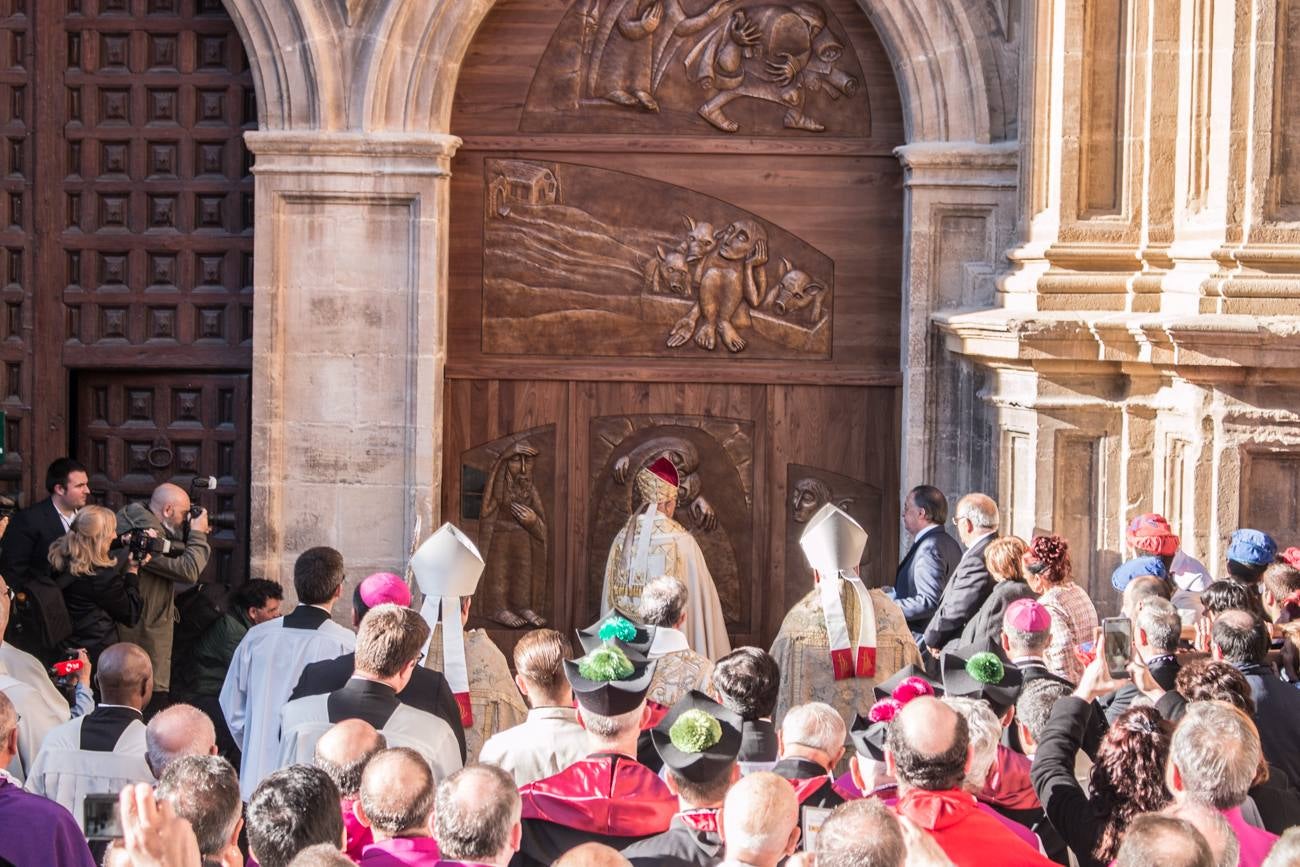 El cardenal Ricardo Blázquez y el obispo Carlos Escribano presidieron la inauguración del Año Jubilar y la apertura de la puerta del Perdón.