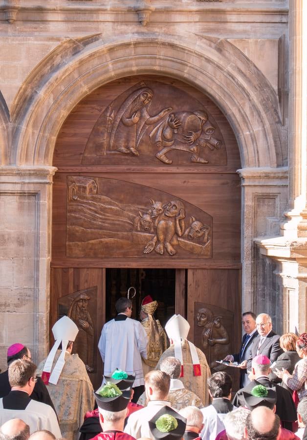 El cardenal Ricardo Blázquez y el obispo Carlos Escribano presidieron la inauguración del Año Jubilar y la apertura de la puerta del Perdón.