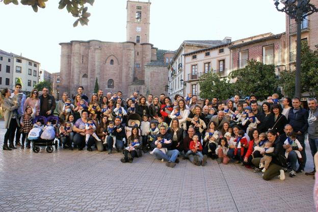 Niños y familiares, tras la colocación del primer pañuelo de fiestas para los primeros. 