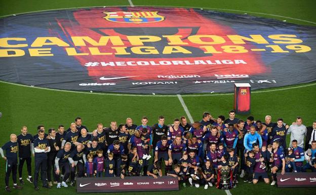 Los jugadores del Barcelona, con el trofeo del título de Liga. 