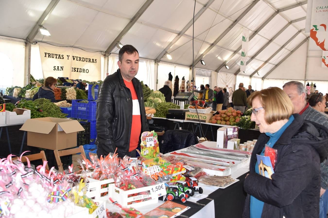 Veintidós expositores participan en el mercado, además de diferentes actividades en el aparcamiento del Silo 