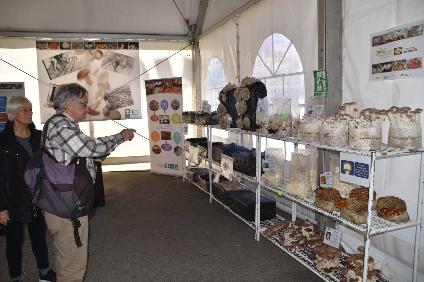 Veintidós expositores participan en el mercado, además de diferentes actividades en el aparcamiento del Silo 