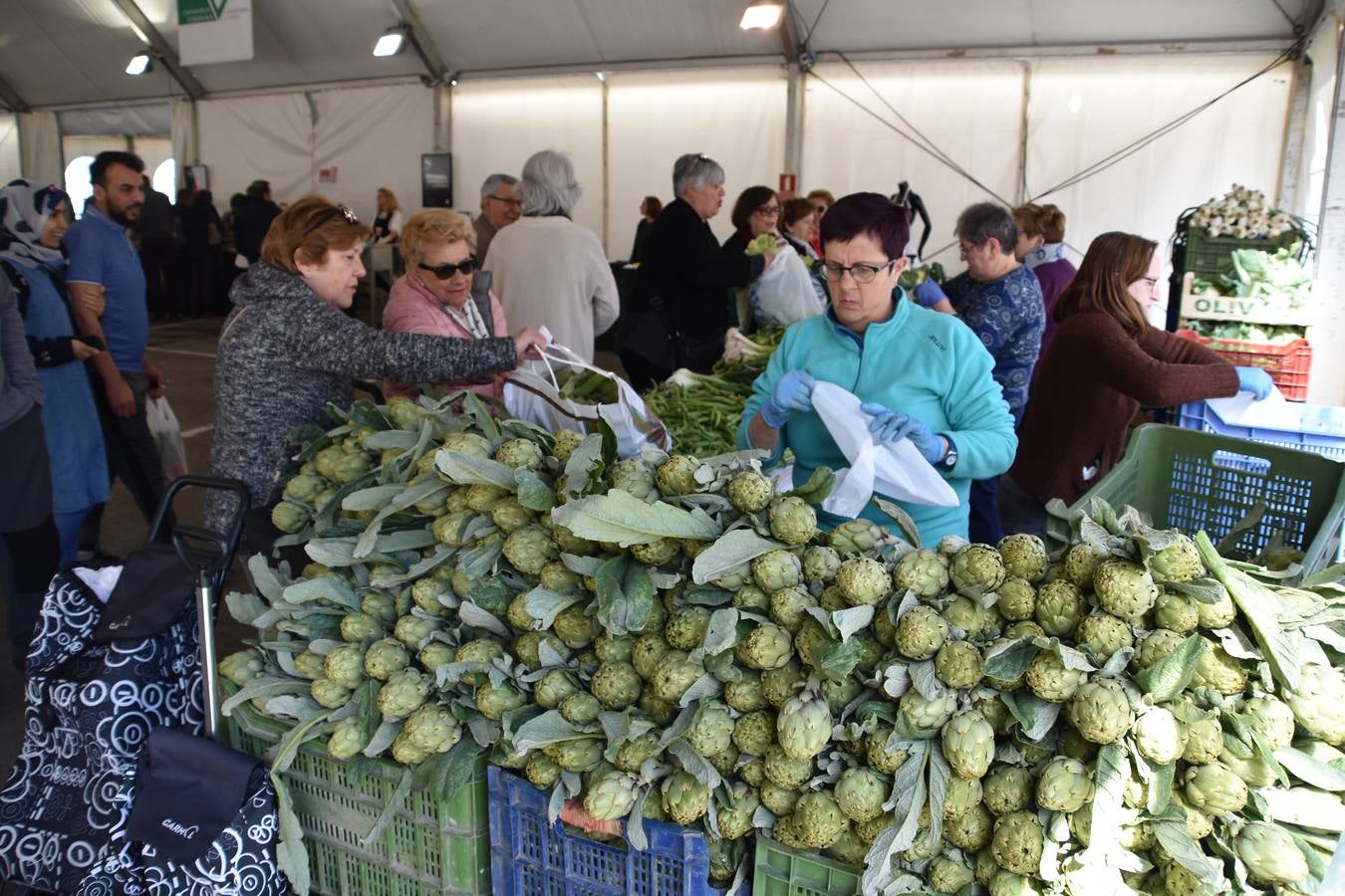 Veintidós expositores participan en el mercado, además de diferentes actividades en el aparcamiento del Silo 