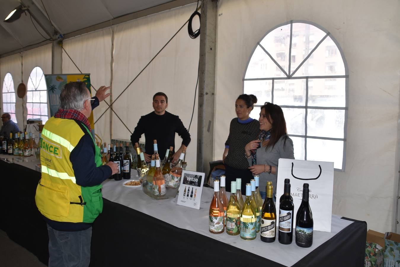 Veintidós expositores participan en el mercado, además de diferentes actividades en el aparcamiento del Silo 