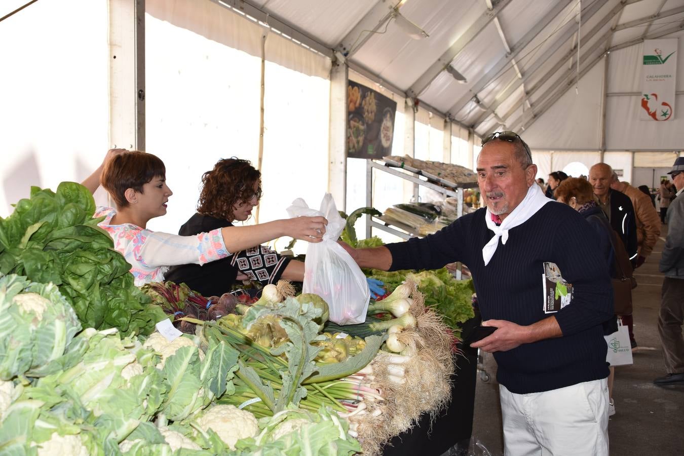 Veintidós expositores participan en el mercado, además de diferentes actividades en el aparcamiento del Silo 