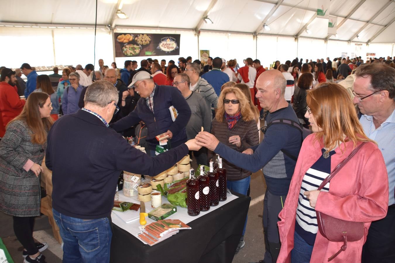 Veintidós expositores participan en el mercado, además de diferentes actividades en el aparcamiento del Silo 