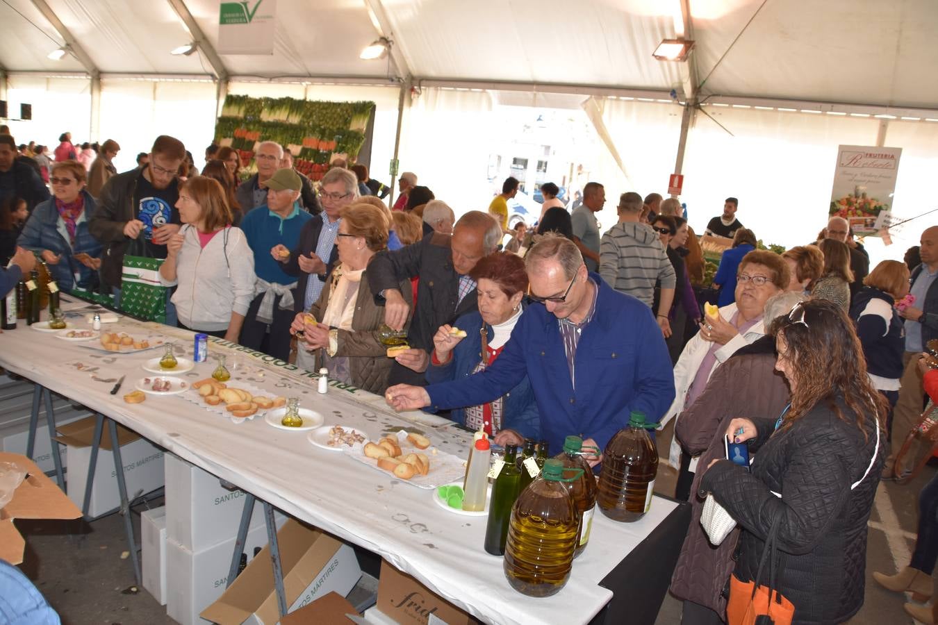 Veintidós expositores participan en el mercado, además de diferentes actividades en el aparcamiento del Silo 