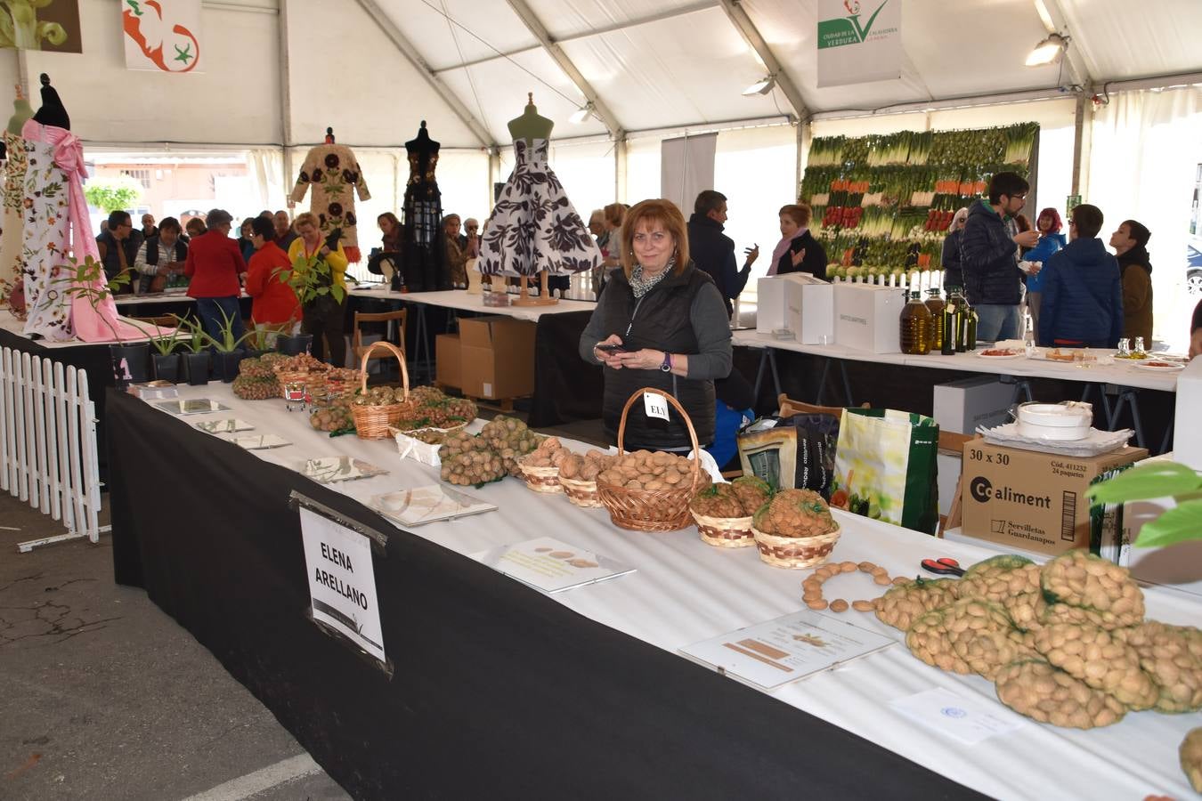 Veintidós expositores participan en el mercado, además de diferentes actividades en el aparcamiento del Silo 