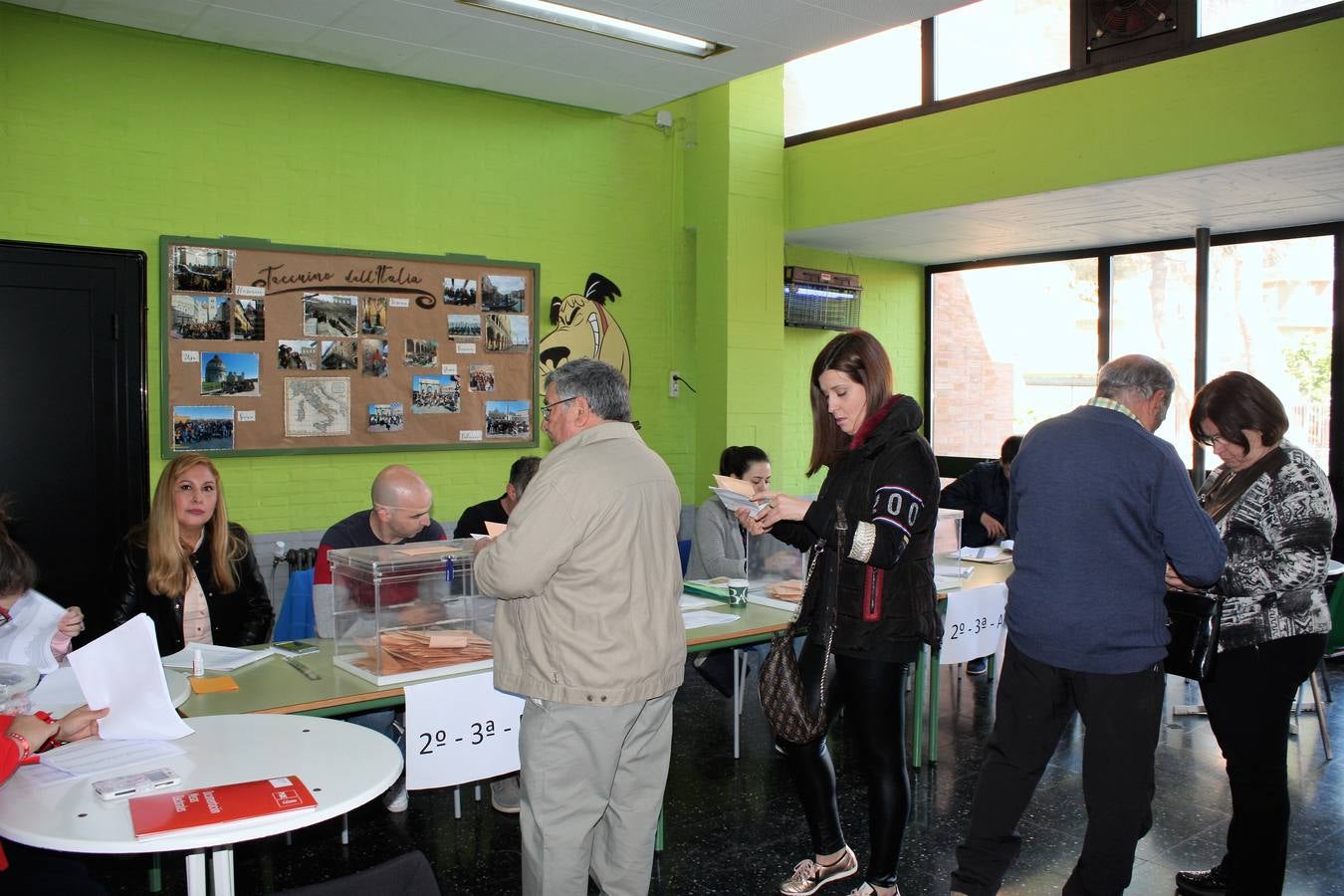 La jornada electoral discurre con normalidad en La Rioja. El ambiente soleado invita a votar a los riojanos. Candidatos y votantes anónimos han coincidido en los diversos colegios electorales