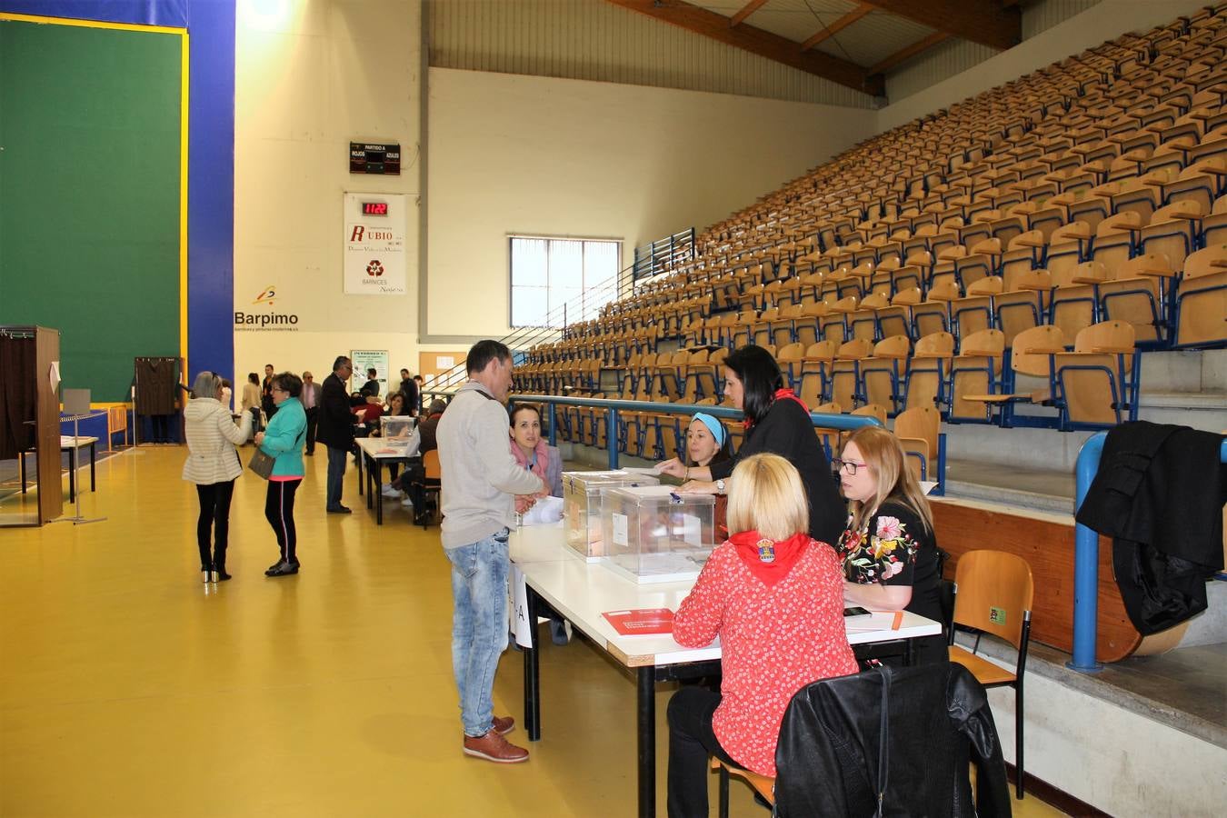 La jornada electoral discurre con normalidad en La Rioja. El ambiente soleado invita a votar a los riojanos. Candidatos y votantes anónimos han coincidido en los diversos colegios electorales