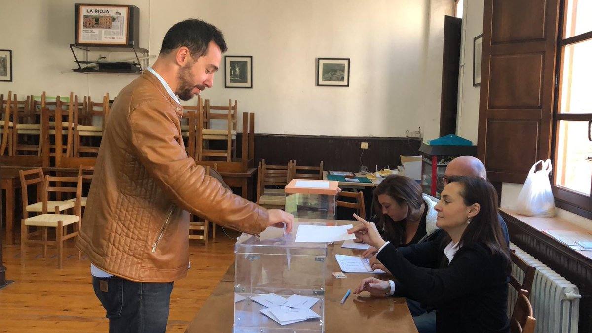 La jornada electoral discurre con normalidad en La Rioja. El ambiente soleado invita a votar a los riojanos. Candidatos y votantes anónimos han coincidido en los diversos colegios electorales