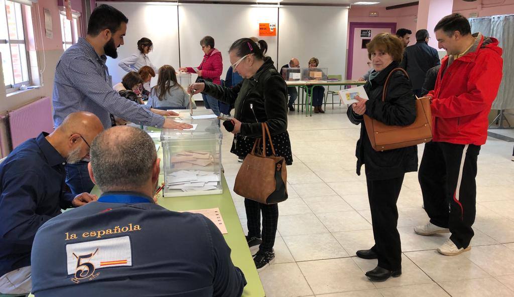 La jornada electoral discurre con normalidad en La Rioja. El ambiente soleado invita a votar a los riojanos. Candidatos y votantes anónimos han coincidido en los diversos colegios electorales