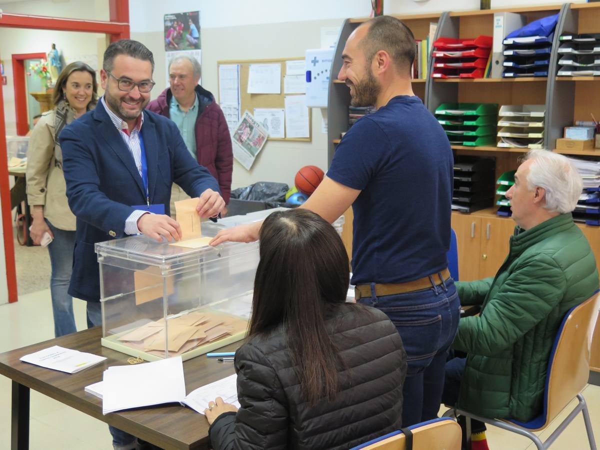 La jornada electoral discurre con normalidad en La Rioja. El ambiente soleado invita a votar a los riojanos. Candidatos y votantes anónimos han coincidido en los diversos colegios electorales