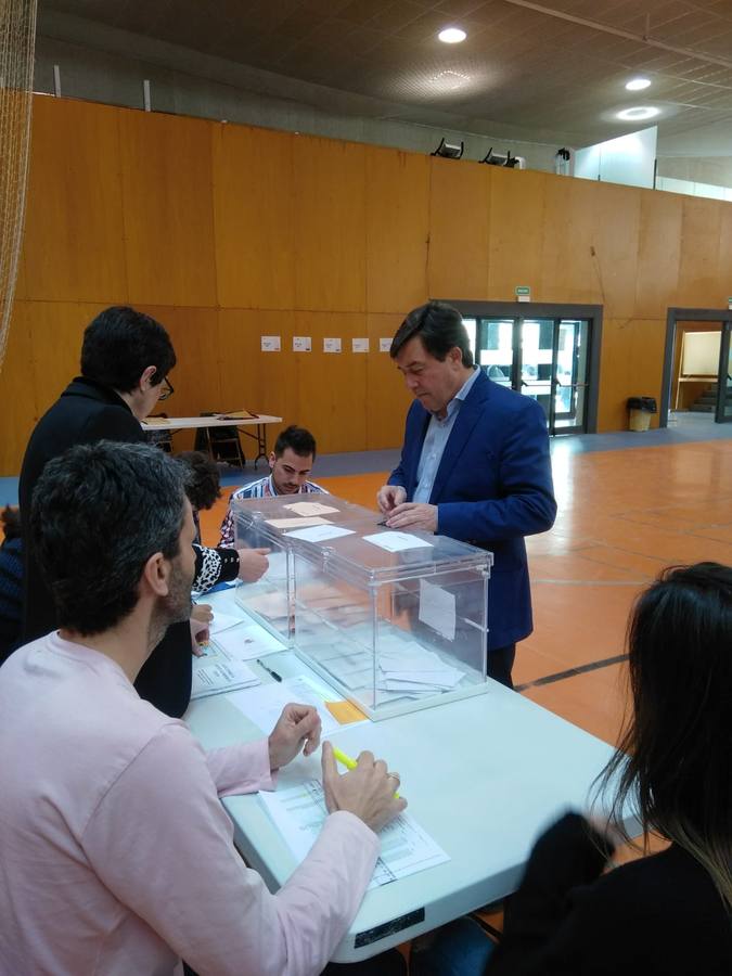 La jornada electoral discurre con normalidad en La Rioja. El ambiente soleado invita a votar a los riojanos. Candidatos y votantes anónimos han coincidido en los diversos colegios electorales