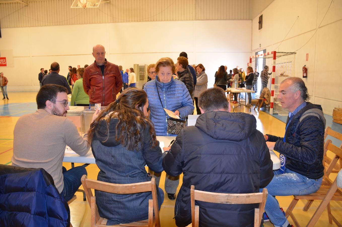 La jornada electoral discurre con normalidad en La Rioja. El ambiente soleado invita a votar a los riojanos. Candidatos y votantes anónimos han coincidido en los diversos colegios electorales