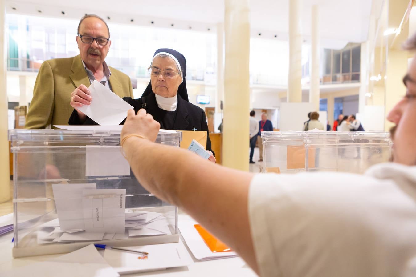 Elecciones generales en La Rioja: fotos de la mesa electoral del Ayuntamiento